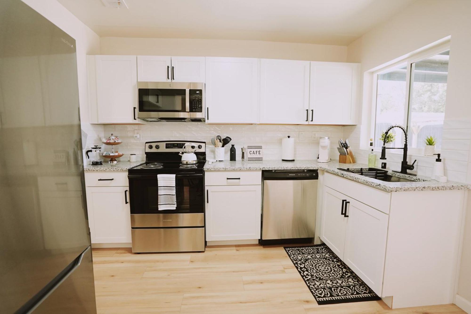 Centrally Located! Remodeled! Huge Backyard! The White House אלבוקרקי מראה חיצוני תמונה