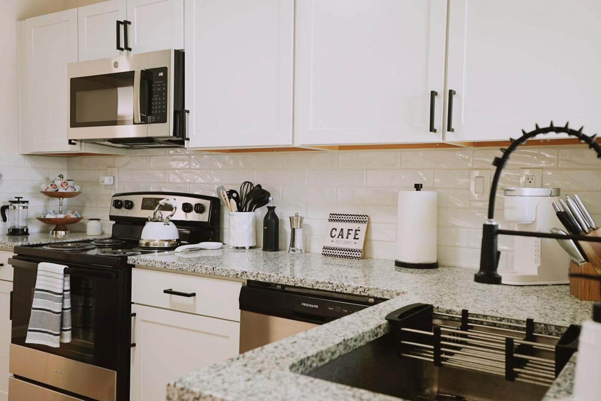 Centrally Located! Remodeled! Huge Backyard! The White House אלבוקרקי מראה חיצוני תמונה