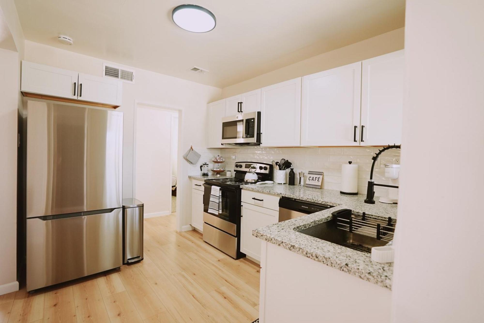 Centrally Located! Remodeled! Huge Backyard! The White House אלבוקרקי מראה חיצוני תמונה
